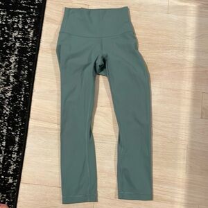 Lululemon wonder under crop green size 2 in great condition